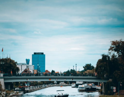 Bydgoszcz w Światowym Obiektywie: Artykuł Anny Soldenhoff na Medium.com Photo by Szymon Shields on Unsplash