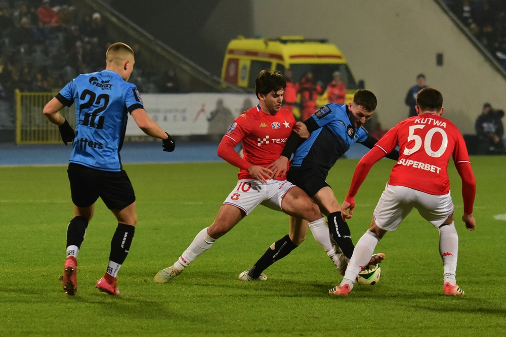 Piłkarze Zawiszy Bydgoszcz świętują zwycięstwo z Wisłą Kraków przy pełnych trybunach